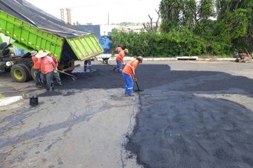 Prefeitura prossegue com operação tapa buracos nos bairros e pontos críticos do centro da cidade