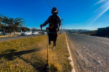 Secretaria de Vias Públicas promove roçagem para uma cidade mais limpa e organizada
