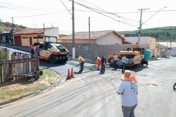 Diversas ruas recebem serviços de recapeamento asfáltico