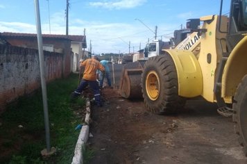 Prefeitura faz limpeza e recolhimento de entulhos no bairro Professor Simões e Jardim São Vicente