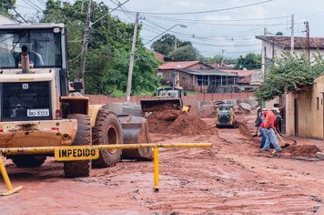 Prefeitura faz limpeza pesada na Rua Miguel Leão