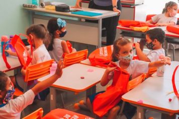 Agudos entrega 2 mil kits de material escolar para alunos da educação infantil