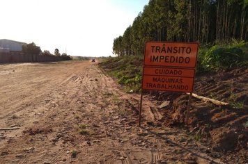 Placas instaladas pela Prefeitura alertam para obras da avenida de interligação em Agudos