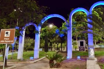 Espaços públicos estão recebendo iluminação cênica especial em Agudos