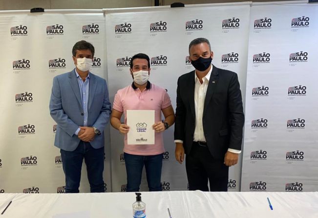 Fernando Octaviani assina programa de regularização fundiária na Secretaria de Habitação