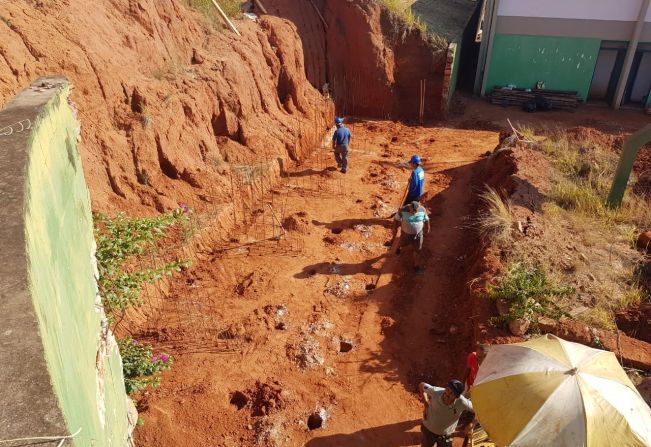 Empresa contratada pela Prefeitura de Agudos inicia construção do muro do Senai