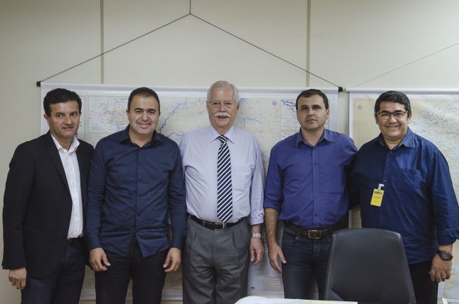 Prefeito busca recursos para pavimentação asfáltica e obras de captação de águas pluviais