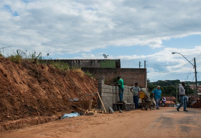 Muro do Centro Comunitário Mansur Ayub está sendo reconstruído