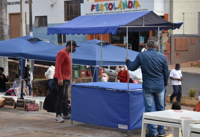 Feirantes recebem doação de barracas da empresa Bracell