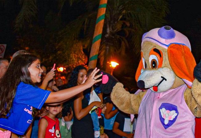 Público se emociona com Parada Natalina na rua Treze de Maio