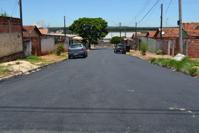 Moradores do Jardim Europa comemoram recape no asfalto