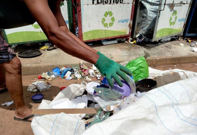 Prefeitura faz limpeza do Ecoponto