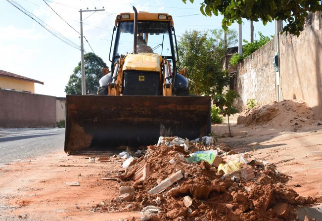 Prefeitura intensifica trabalho de limpeza nos bairros