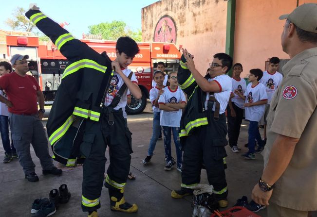 Pela primeira vez em Agudos, crianças aprendem sobre Corpo de Bombeiros em curso de Bombeiro Mirim