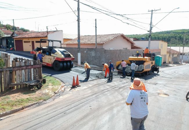 Diversas ruas recebem serviços de recapeamento asfáltico