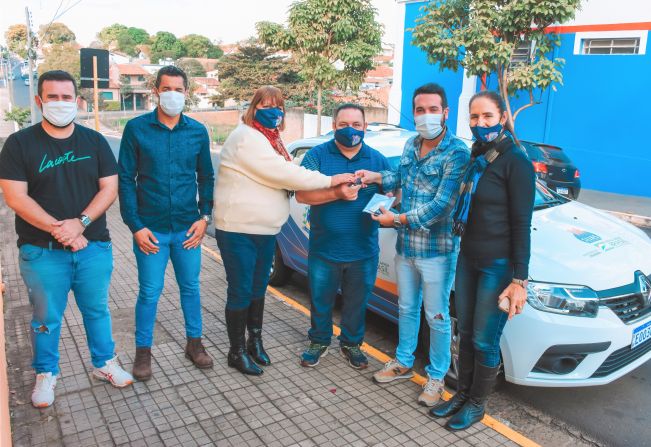 Fernando Octaviani entrega veículo zero quilômetro para o Lar da Criança