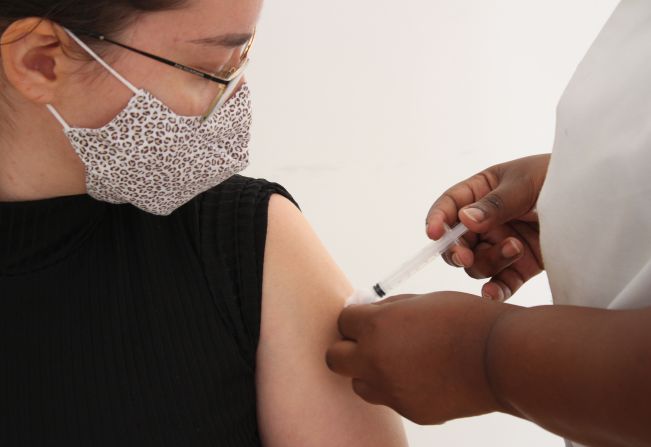 4ª dose contra a Covid-19 liberada para pessoas com 18 anos ou mais