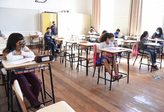 Aulas presenciais foram retomadas nesta segunda-feira em Agudos com 35% da capacidade