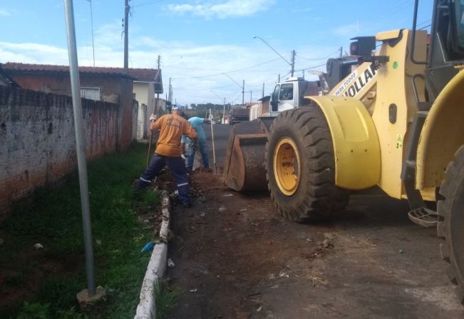 Prefeitura faz limpeza e recolhimento de entulhos no bairro Professor Simões e Jardim São Vicente