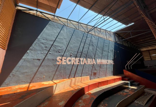 Prefeitura inicia retirada de telhas para reparos no Ginásio de Esportes