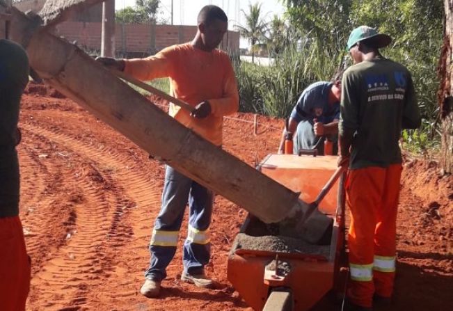 Prefeitura constrói guias em rua que dará acesso a nova rodoviária