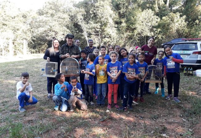 Alunos de projeto social fazem soltura de pássaros no Parque Ecológico Açucena da Serra