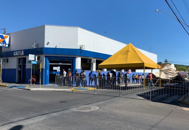 Prefeitura instala tenda e cadeiras para usuários da CAIXA em Agudos