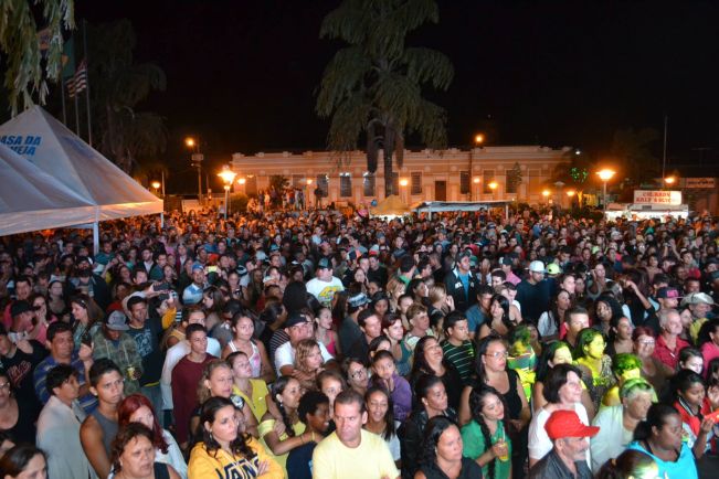 Natal da Família terá shows na praça e chegada do Papai Noel em Agudos